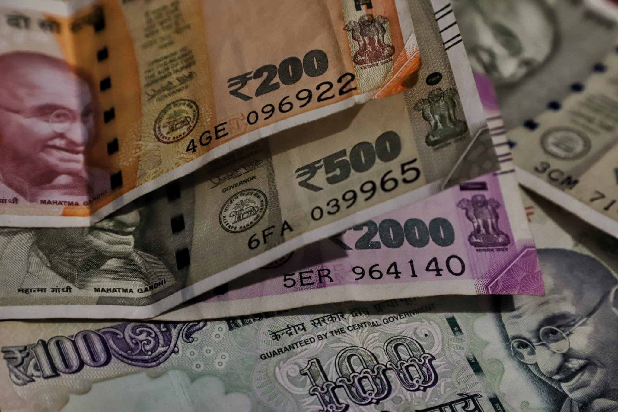 नवीन नियमांनुसार कंपन्यांच्या अधिकतर पे स्ट्रक्चरमध्ये बदल पाहायला मिळेल. कंपनी आणि कर्मचारी दोघांच्या पीएफ कॉन्ट्रिब्यूशनमध्ये (PF Contribution) वाढ होईल. हे योगदान वाढल्यामुळे अनेक कर्मचाऱ्यांच्या हातात कमी पगार येण्याची शक्यता आहे. नवीन नियमांनुसार कंपन्यांच्या अधिकतर पे स्ट्रक्चरमध्ये बदल पाहायला मिळेल. कंपनी आणि कर्मचारी दोघांच्या पीएफ कॉन्ट्रिब्यूशनमध्ये (PF Contribution) वाढ होईल. हे योगदान वाढल्यामुळे अनेक कर्मचाऱ्यांच्या हातात कमी पगार येण्याची शक्यता आहे.
