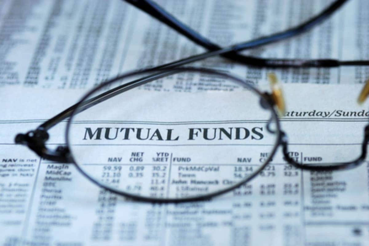 6. Mutual Fund मधील गुंतवणुकीचे नियम बदलले- SEBI ने मल्टिकॅप म्युच्यूअल फंडसाठी अॅसेट अलॉकेशनच्या नियमात बदल केले आहेत. नवीन नियमांनुसार आता फंड्सचा 75 टक्के हिस्सा इक्विटीमध्ये गुंतवणे आवश्यक आहे. जो आता 65 टक्के आहे. सेबीच्या नवीन नियमांनुसार मल्टीकॅप फंड्सच्या स्ट्रक्चरमध्ये बदल होईल. फंड्सना मिडकॅप आणि स्मॉलकॅपमध्ये 25-25 टक्के गुंतवणूक करणं आवश्यक आहे. तर 25 टक्के लार्जकॅपमध्ये गुंतवावे लागतील. 6. Mutual Fund मधील गुंतवणुकीचे नियम बदलले- SEBI ने मल्टिकॅप म्युच्यूअल फंडसाठी अॅसेट अलॉकेशनच्या नियमात बदल केले आहेत. नवीन नियमांनुसार आता फंड्सचा 75 टक्के हिस्सा इक्विटीमध्ये गुंतवणे आवश्यक आहे. जो आता 65 टक्के आहे. सेबीच्या नवीन नियमांनुसार मल्टीकॅप फंड्सच्या स्ट्रक्चरमध्ये बदल होईल. फंड्सना मिडकॅप आणि स्मॉलकॅपमध्ये 25-25 टक्के गुंतवणूक करणं आवश्यक आहे. तर 25 टक्के लार्जकॅपमध्ये गुंतवावे लागतील.