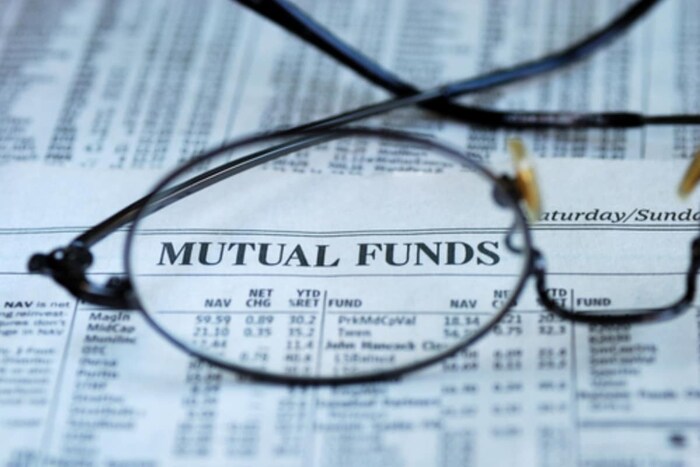 6. Mutual Fund मधील गुंतवणुकीचे नियम बदलले- SEBI ने मल्टिकॅप म्युच्यूअल फंडसाठी अॅसेट अलॉकेशनच्या नियमात बदल केले आहेत. नवीन नियमांनुसार आता फंड्सचा 75 टक्के हिस्सा इक्विटीमध्ये गुंतवणे आवश्यक आहे. जो आता 65 टक्के आहे. सेबीच्या नवीन नियमांनुसार मल्टीकॅप फंड्सच्या स्ट्रक्चरमध्ये बदल होईल. फंड्सना मिडकॅप आणि स्मॉलकॅपमध्ये 25-25 टक्के गुंतवणूक करणं आवश्यक आहे. तर 25 टक्के लार्जकॅपमध्ये गुंतवावे लागतील. 
