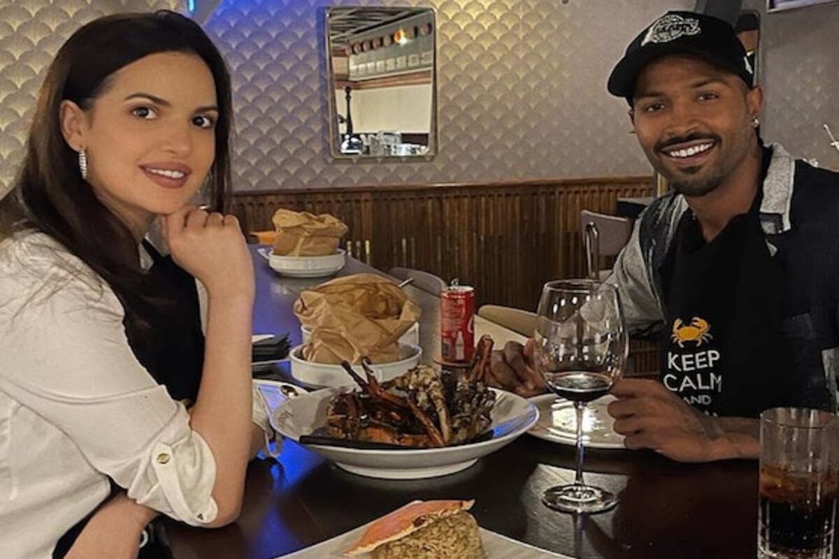टीम इंडियाचा ऑलराउंडर हार्दिक पांड्या (Hardik Pandya) ऑस्ट्रेलिया दौऱ्यावरून घरी परतला आहे. ऑस्ट्रेलियातील वनडे आणि टी -20 सीरिजमध्ये उत्तम कामगिरी करणाऱ्या हार्दिक पांडयाला टेस्ट टीममध्ये संधी देण्यात आलेली नाही. त्यामुळे तो पुन्हा भारतात परतला आहे. भारतात आलेला पांड्या सध्या आपल्या कुटुंबाबरोबर उत्तम वेळ घालवत असून नुकताच तो आपली पत्नी नताशाबरोबर डिनर डेटवर गेला होता. टीम इंडियाचा ऑलराउंडर हार्दिक पांड्या (Hardik Pandya) ऑस्ट्रेलिया दौऱ्यावरून घरी परतला आहे. ऑस्ट्रेलियातील वनडे आणि टी -20 सीरिजमध्ये उत्तम कामगिरी करणाऱ्या हार्दिक पांडयाला टेस्ट टीममध्ये संधी देण्यात आलेली नाही. त्यामुळे तो पुन्हा भारतात परतला आहे. भारतात आलेला पांड्या सध्या आपल्या कुटुंबाबरोबर उत्तम वेळ घालवत असून नुकताच तो आपली पत्नी नताशाबरोबर डिनर डेटवर गेला होता.