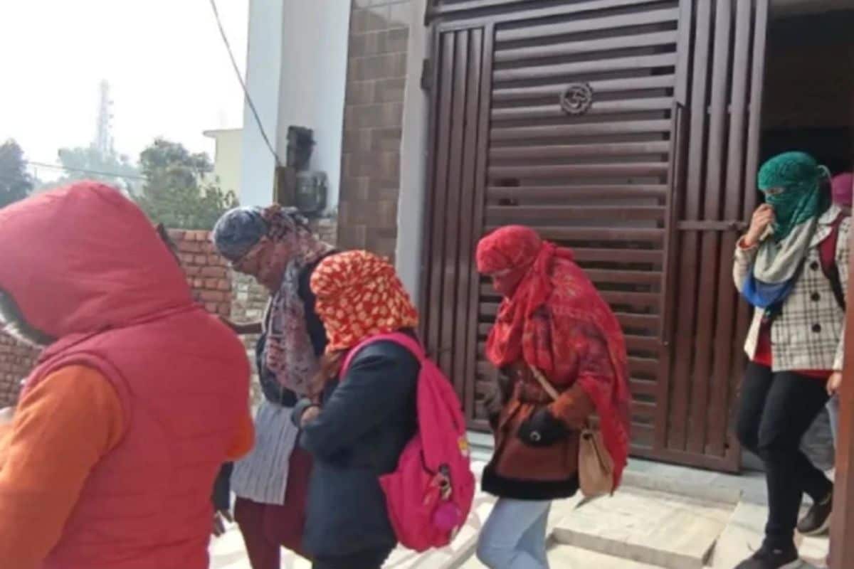मेरठ जनपदमधील मोदीपुरम येथील रुडकी रोडवरील एका हॉटेलमध्ये बुधवारी पोलिसांनी छापेमारी केली. पोलिसांनी छापेमारी करत 17 तरुणी-तरुणांना ताब्यात घेतले आहे. नवीन वर्षाच्या पार्टीच्या आड प्रेमी जोडप्यांचा रोमान्स सुरू होता. पोलिसांनी जोडप्यांना आक्षेपार्ह अवस्थेत ताब्यात घेतलं. पोलिसांनी सर्वांना ताब्यात घेतलं असून चौकशी करीत आहेत. मेरठ जनपदमधील मोदीपुरम येथील रुडकी रोडवरील एका हॉटेलमध्ये बुधवारी पोलिसांनी छापेमारी केली. पोलिसांनी छापेमारी करत 17 तरुणी-तरुणांना ताब्यात घेतले आहे. नवीन वर्षाच्या पार्टीच्या आड प्रेमी जोडप्यांचा रोमान्स सुरू होता. पोलिसांनी जोडप्यांना आक्षेपार्ह अवस्थेत ताब्यात घेतलं. पोलिसांनी सर्वांना ताब्यात घेतलं असून चौकशी करीत आहेत.