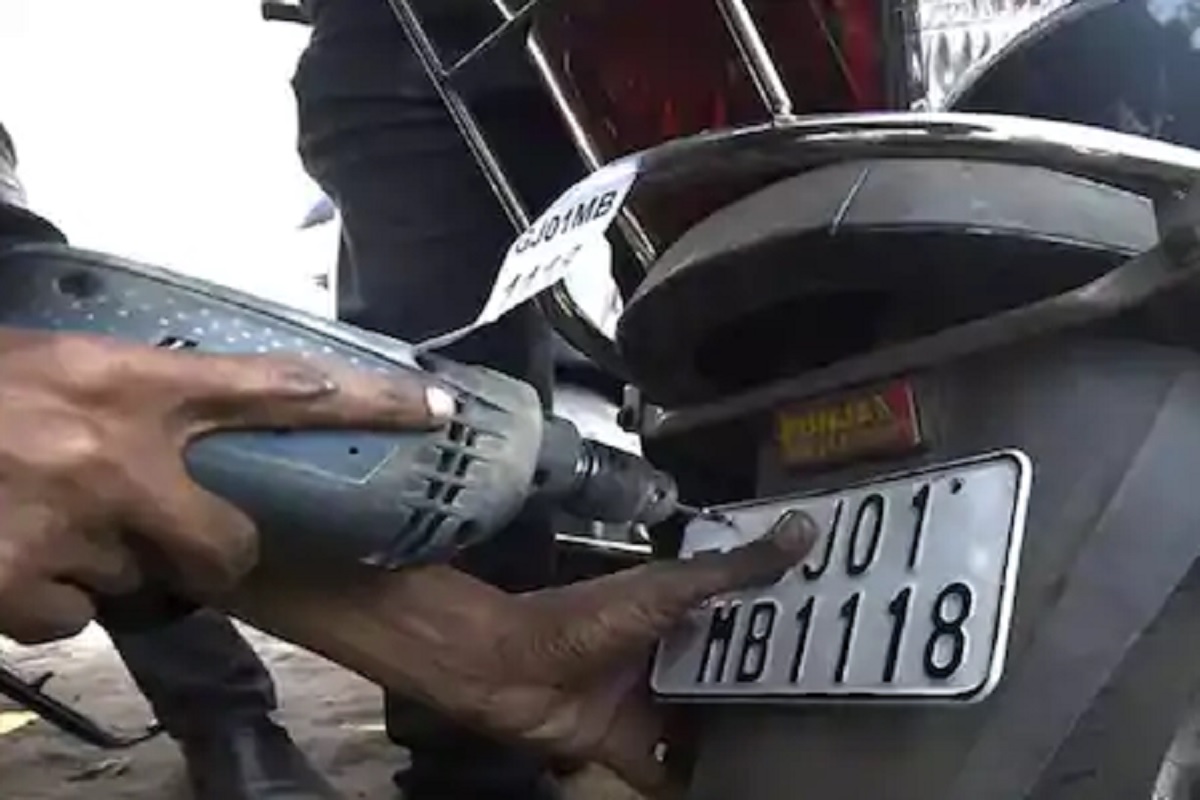 वाहनांवरील Number Plate बाबत महत्त्वाची बातमी; HSRP साठी असा करावा लागेल अर्ज