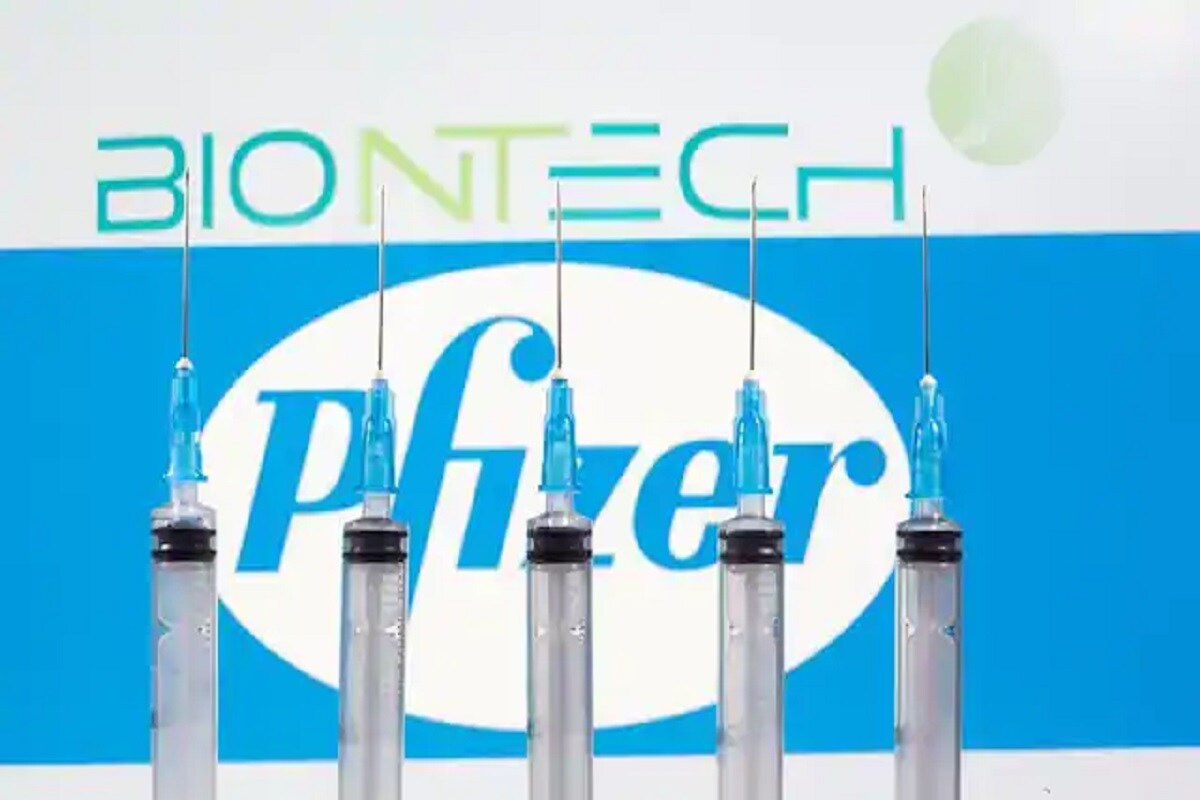 Pfizer-BioNTech vaccine ला यूकेमध्ये (UK) परवानगी देण्यात आली आहे. कोरोना लशीला परवानगी देणारा ब्रिटन (Britain) हा जगातील पहिला देश ठरला आहे. Pfizer-BioNTech vaccine ला यूकेमध्ये (UK) परवानगी देण्यात आली आहे. कोरोना लशीला परवानगी देणारा ब्रिटन (Britain) हा जगातील पहिला देश ठरला आहे.
