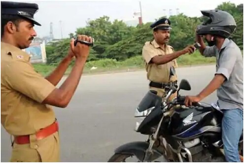 आता पुणे पोलीस होणार कॅशलेस; 'गुगल पे' द्वारे भरता येणार दंडाची रक्कम आता पुणे पोलीस होणार कॅशलेस; 'गुगल पे' द्वारे भरता येणार दंडाची रक्कम