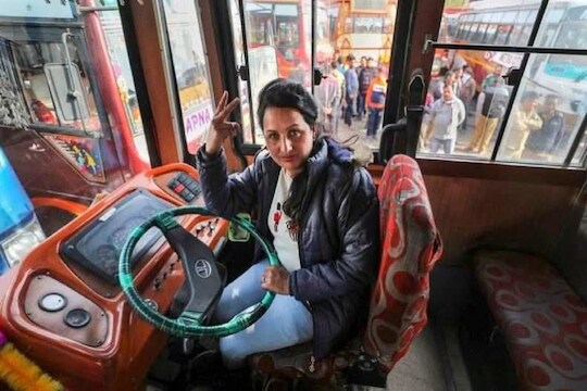 घरच्यांशी बंड करत ही झाली जम्मू-काश्मीरमधली पहिली महिला ट्रक ड्रायव्हर