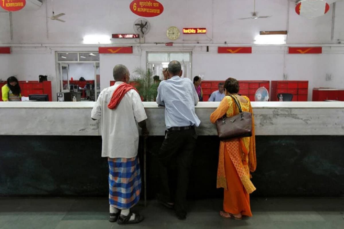 याआधी इंडिया पोस्टने त्यांच्या ग्राहकांना याबाबत आठवण करून देणारा मेसेज देखील पाठवला होता. पोस्ट ऑफिसच्या बचत खात्यामध्ये मिनिमम बॅलन्स असणं अनिवार्य आहे, असं या मेसेजमधून सांगण्यात आलं होतं. जर तुम्हाला मेंटेनन्स चार्ज द्यायचा नसेल तर आज तुमच्या खात्यामध्ये कमीतकमी 500 रुपये जरुर मेंटेन करा. याआधी इंडिया पोस्टने त्यांच्या ग्राहकांना याबाबत आठवण करून देणारा मेसेज देखील पाठवला होता. पोस्ट ऑफिसच्या बचत खात्यामध्ये मिनिमम बॅलन्स असणं अनिवार्य आहे, असं या मेसेजमधून सांगण्यात आलं होतं. जर तुम्हाला मेंटेनन्स चार्ज द्यायचा नसेल तर आज तुमच्या खात्यामध्ये कमीतकमी 500 रुपये जरुर मेंटेन करा.