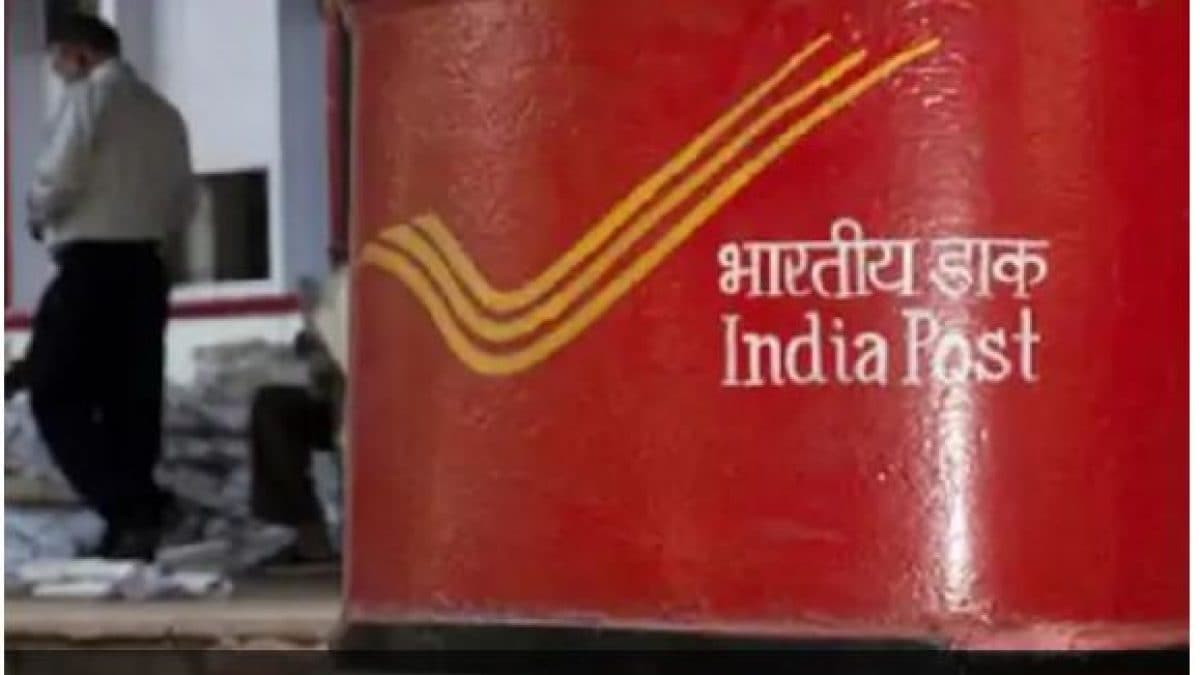 इंडिया पोस्टच्या वेबसाइटनुसार, व्यक्तिगत किंवा संयुक्त स्वरुपात पोस्ट ऑफिसमध्ये बचत खात्यासाठी सध्या 4 टक्के दराने व्याज मिळते आहे. या खात्यावर मिळणारे व्याज महिन्याची 10 तारीख आणि शेवटची तारीख या दरम्यान असणाऱ्या शिल्लक रकमेच्या (Minimum Balance) आधारावर निश्चित केलं जातं इंडिया पोस्टच्या वेबसाइटनुसार, व्यक्तिगत किंवा संयुक्त स्वरुपात पोस्ट ऑफिसमध्ये बचत खात्यासाठी सध्या 4 टक्के दराने व्याज मिळते आहे. या खात्यावर मिळणारे व्याज महिन्याची 10 तारीख आणि शेवटची तारीख या दरम्यान असणाऱ्या शिल्लक रकमेच्या (Minimum Balance) आधारावर निश्चित केलं जातं