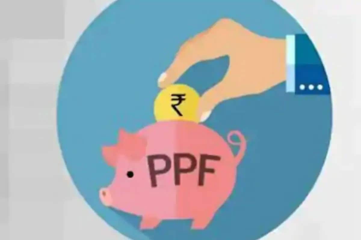 पीपीएफ अर्थात पब्लिक प्रोव्हिडंट फंड (PPF) हा दीर्घकालीन गुंतवणुकीसाठी एक उत्तम पर्याय आहे. यामध्ये गुंतवणूक केल्यानंतर तुमचे पैसे सुरक्षित तर राहतातच पण त्याचबरोबर कर सवलत देखील मिळते. PPF गुंतवणुकीला सरकारी संरक्षण आहे. यामुळे यामध्ये जोखीमही अजिबात नाही आहे. पीपीएफ अर्थात पब्लिक प्रोव्हिडंट फंड (PPF) हा दीर्घकालीन गुंतवणुकीसाठी एक उत्तम पर्याय आहे. यामध्ये गुंतवणूक केल्यानंतर तुमचे पैसे सुरक्षित तर राहतातच पण त्याचबरोबर कर सवलत देखील मिळते. PPF गुंतवणुकीला सरकारी संरक्षण आहे. यामुळे यामध्ये जोखीमही अजिबात नाही आहे.