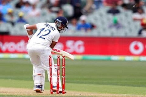  भारत विरुद्ध ऑस्ट्रेलिया (IND vs AUS) कसोटी मालिका पृथ्वी शॉ (Prithvi Shaw) साठी खराब गेली आहे. अडचणीत सापडलेल्या पृथ्वीच्या मदतीला जगातील सर्वात महान क्रिकेटपटू सचिन तेंडुलकर (Sachin Tendulkar) धावून आला आहे.