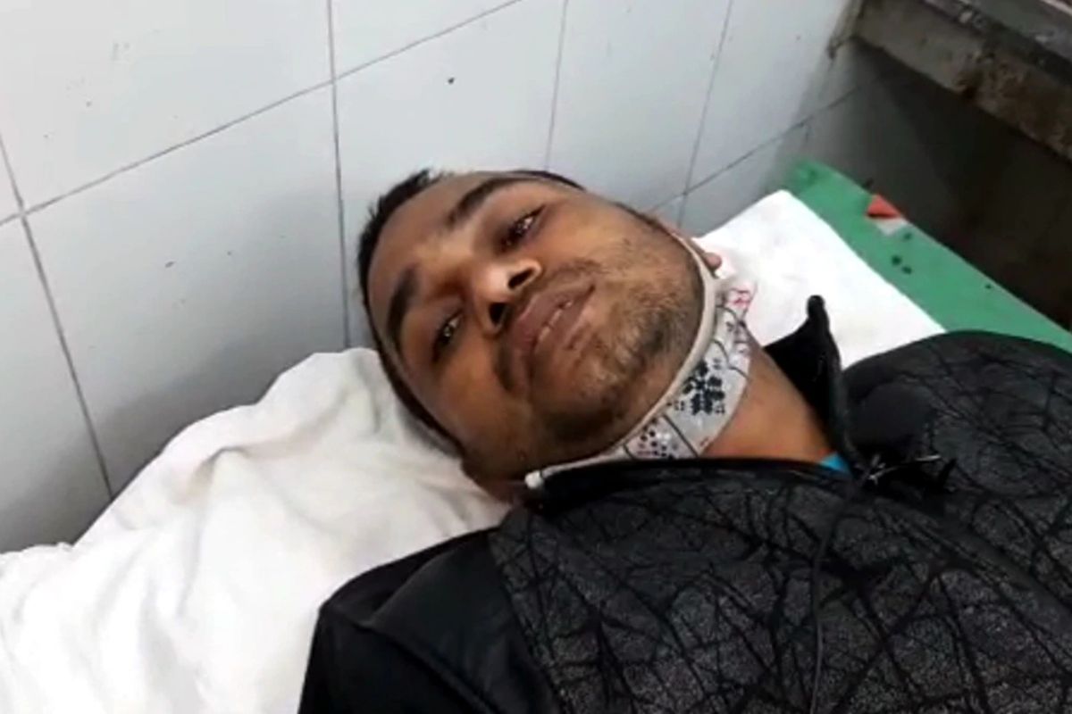 दोन मित्रांमधील पैशांच्या व्यवहारातील वाद इतका वाढला की, एका बदमाशांने तरुणाचं अपहरण करुन त्याला जंगलात घेऊन गेला आणि लग्नाच्या अवघ्या 3 दिवसांआधी त्याचं गुप्तांग कापलं. ही गंभीर घटना उत्तर प्रदेशमधील बागपत जिल्ह्यातील आहे. दोन मित्रांमधील पैशांच्या व्यवहारातील वाद इतका वाढला की, एका बदमाशांने तरुणाचं अपहरण करुन त्याला जंगलात घेऊन गेला आणि लग्नाच्या अवघ्या 3 दिवसांआधी त्याचं गुप्तांग कापलं. ही गंभीर घटना उत्तर प्रदेशमधील बागपत जिल्ह्यातील आहे.