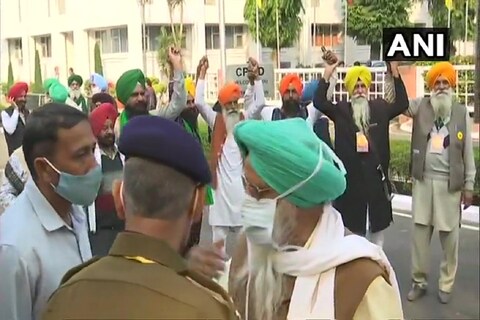 पंजाबमधून दिल्लीकडे येणाऱ्या सिंघू सीमेवर शेकडो शेतकरी जमलेले आहेत. कृषी कायदे रद्द करा अशी त्यांची मागणी आहे.
