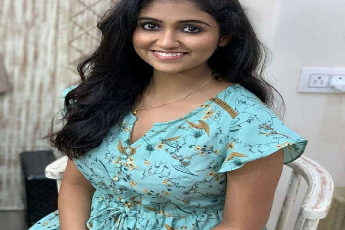 सैराट फेम रिंकू राजगुरू (Rinku Rajguru) तिच्या नव्या प्रोजेक्टसाठी सज्ज झाली आहे. लवकरच ती आपल्याला ‘अनपॉज्ड’या अॅमेझॉन प्राईमच्या एका चित्रपटात दिसणार आहे. सैराट फेम रिंकू राजगुरू (Rinku Rajguru) तिच्या नव्या प्रोजेक्टसाठी सज्ज झाली आहे. लवकरच ती आपल्याला ‘अनपॉज्ड’या अॅमेझॉन प्राईमच्या एका चित्रपटात दिसणार आहे.