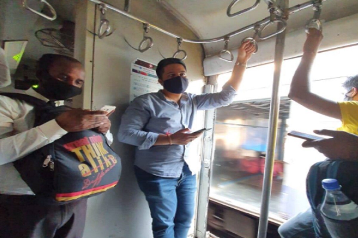 अनलॉक प्रक्रिया सुरू झाल्यानंतर हळूहळू आता लोकल प्रवासालाही परवानगी देण्यात येत आहे. राष्ट्रवादीचे नेते आणि आमदार रोहित पवार यांनीही लोकल प्रवास करत जुन्या आठवणींना उजाळा दिला आहे. अनलॉक प्रक्रिया सुरू झाल्यानंतर हळूहळू आता लोकल प्रवासालाही परवानगी देण्यात येत आहे. राष्ट्रवादीचे नेते आणि आमदार रोहित पवार यांनीही लोकल प्रवास करत जुन्या आठवणींना उजाळा दिला आहे.
