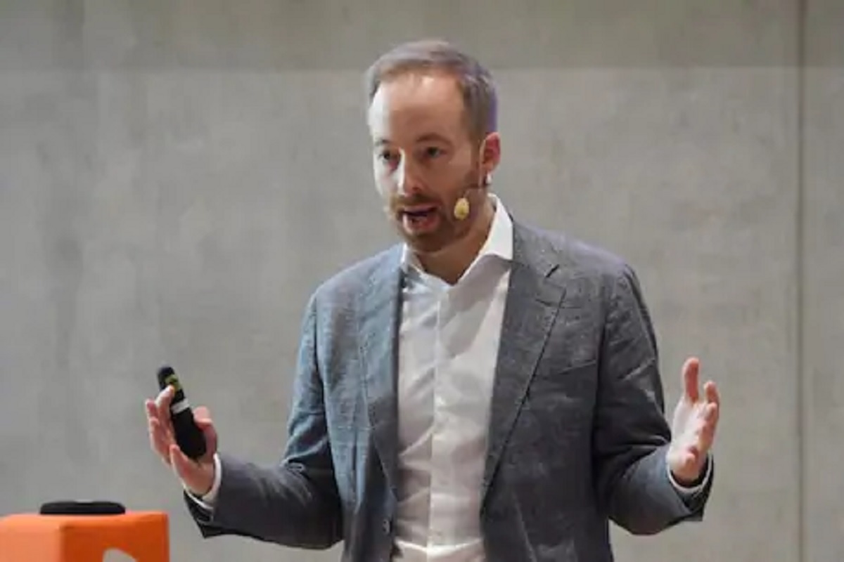 बायकोसाठी कायपण! प्रसिद्ध कंपनीच्या CEO ने सोडला तब्बल 750 कोटी रुपयांचा बोनस