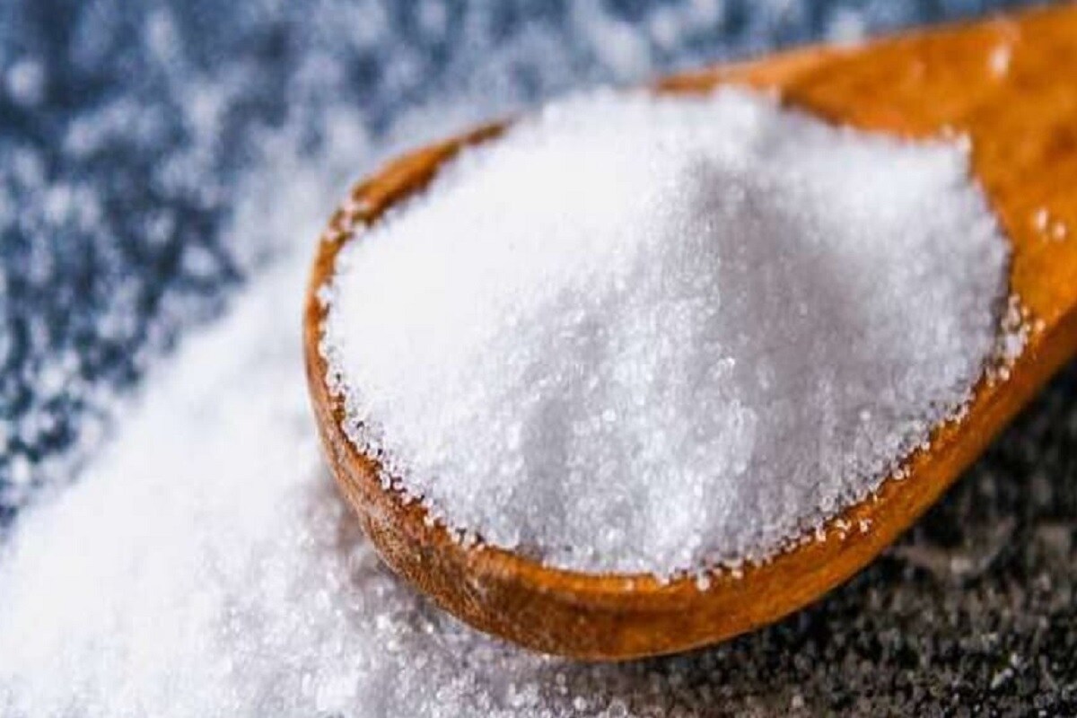 मिठाचं जास्त प्रमाण जेवणात मिठाचं प्रमाण जास्त असेल, दिवसभरामध्ये जास्त मीठ खात असाल तर, त्याने देखील हाडांना धोका निर्माण होऊ शकतो. तज्ज्ञांच्या मते मिठामध्ये सोडियम असतं. जास्त प्रमाणामध्ये सोडियम शरीरात गेल्यामुळे बोन डेन्सिटी कमी होऊ लागते. आपल्या आहारामध्ये दिवसभरात केवळ 150 मिलीग्रॅम मीठ असायला हवं. मिठाचं जास्त प्रमाण जेवणात मिठाचं प्रमाण जास्त असेल, दिवसभरामध्ये जास्त मीठ खात असाल तर, त्याने देखील हाडांना धोका निर्माण होऊ शकतो. तज्ज्ञांच्या मते मिठामध्ये सोडियम असतं. जास्त प्रमाणामध्ये सोडियम शरीरात गेल्यामुळे बोन डेन्सिटी कमी होऊ लागते. आपल्या आहारामध्ये दिवसभरात केवळ 150 मिलीग्रॅम मीठ असायला हवं.