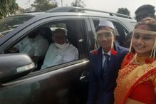 रस्त्यात गाडी थांबवून शरद पवारांनी दिले आशीर्वाद, पवारांच्या प्रेमाने भारावले वधूवर रस्त्यात गाडी थांबवून शरद पवारांनी दिले आशीर्वाद, पवारांच्या प्रेमाने भारावले वधूवर