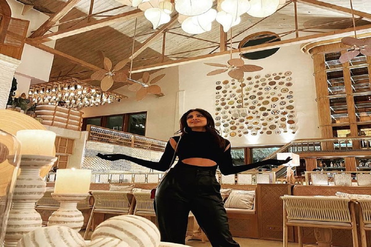 बॉलिवूड अभिनेत्री शिल्पा शेट्टीने (Shilpa Shetty) आपले आणखी एक स्वप्न पूर्ण केले आहे. शिल्पा शेट्टीने बांद्रा इथं एक नवं हॉटेल सुरू केलं आहे. शिल्पाने तिच्या नव्या हॉटेलचे अनेक फोटो सोशल मीडियावर शेअर केले आहेत. बॉलिवूड अभिनेत्री शिल्पा शेट्टीने (Shilpa Shetty) आपले आणखी एक स्वप्न पूर्ण केले आहे. शिल्पा शेट्टीने बांद्रा इथं एक नवं हॉटेल सुरू केलं आहे. शिल्पाने तिच्या नव्या हॉटेलचे अनेक फोटो सोशल मीडियावर शेअर केले आहेत.