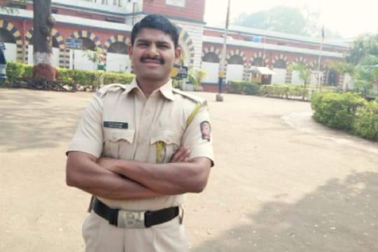 पोलीस दल हादरलं, घटस्फोटीत महिलेसोबत पोलीस कर्मचाऱ्याने केलं संतापजनक कृत्य