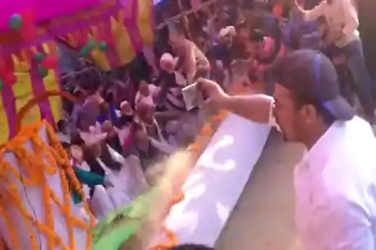 पाहा Video: क्षणार्धात राजकीय मंच जमीनदोस्त, तीन डझन कार्यकर्त्यांसह आमदारही झाले जखमी