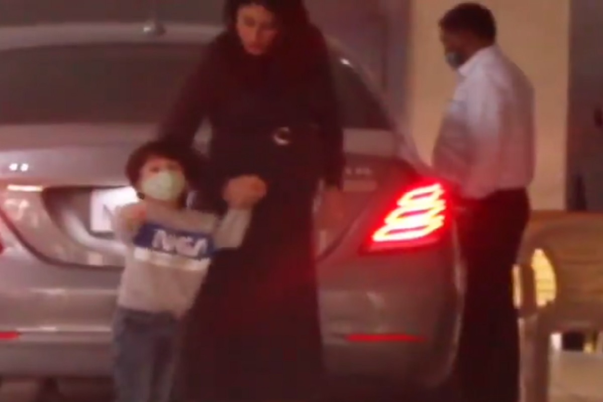 'No Photos' छोट्या तैमूरची फोटोग्राफर्सना ताकीद! सोशल मीडियावर VIDEO व्हायरल