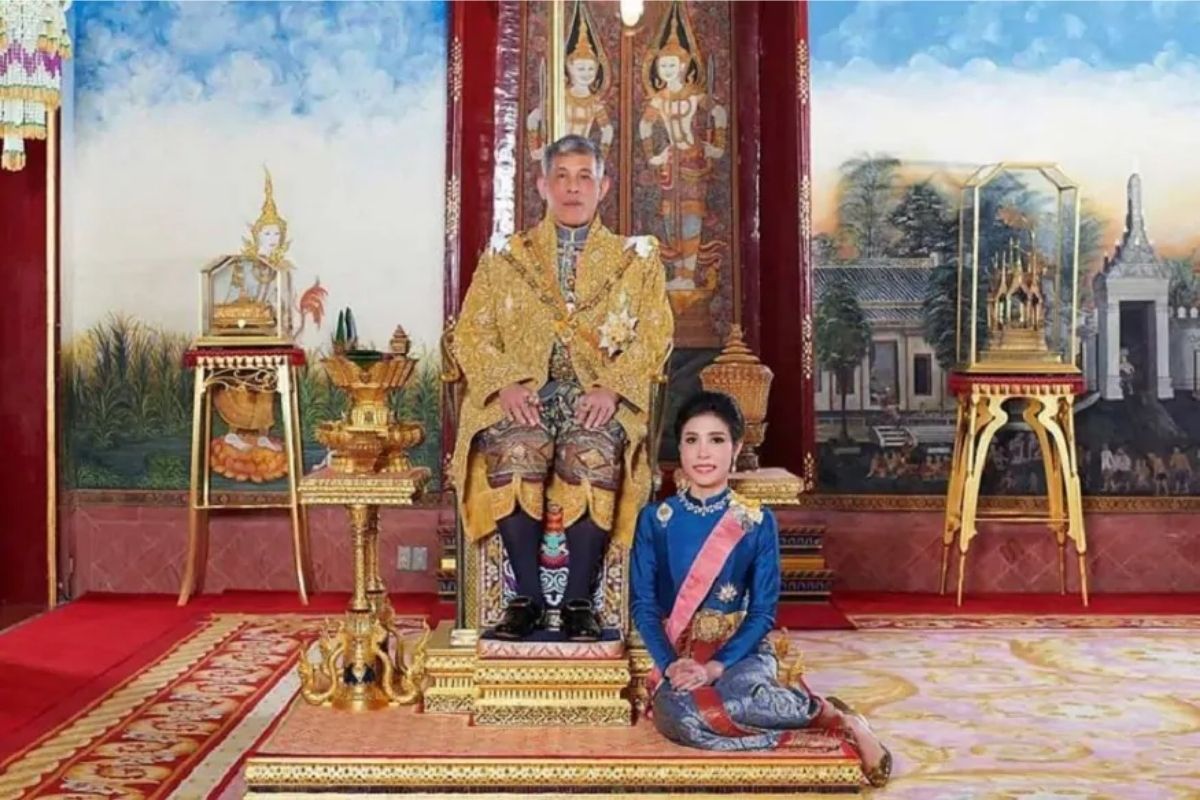 गेल्या वर्षी राजाची गर्लफ्रेंड सीनीनत वोंगवाजीरापाकडी थायलंडच्या तुरुंगात कैद होती. अलिकडेच तिची तुरुंगातून सुटका करण्यात आली होती. तुरुंगातून सुटका झाल्यानंतर ती पुन्हा राजाच्या जवळ येऊ लागली होती. यादरम्यान तिची हजारो नग्न छायाचित्रं लिक झाली आहेत. (फोटो सौजन्य- न्यूज18 गुजराती) गेल्या वर्षी राजाची गर्लफ्रेंड सीनीनत वोंगवाजीरापाकडी थायलंडच्या तुरुंगात कैद होती. अलिकडेच तिची तुरुंगातून सुटका करण्यात आली होती. तुरुंगातून सुटका झाल्यानंतर ती पुन्हा राजाच्या जवळ येऊ लागली होती. यादरम्यान तिची हजारो नग्न छायाचित्रं लिक झाली आहेत. (फोटो सौजन्य- न्यूज18 गुजराती)