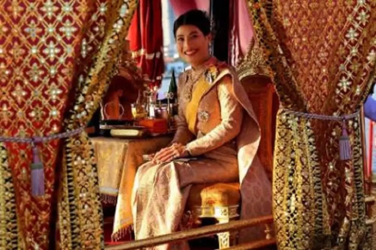 राजाची गर्लफ्रेंड सीनीनत आणि पत्नी सुथिंडा या दोघींनीही राजाच्या दरबारात वरिष्ठ अधिकारी म्हणून काम केलं आहे. त्याचबरोबर सुथिडाने सुरुवातीला काही काळ थाई एअरवेजमध्ये फ्लाइट क्रू म्हणूनही काम केलं आहे. तर सीनीनत ही एक आर्मी परिचारिका आहे. राजाची प्रियसीला 2019 साली राणीच्या प्रतिमेला कलंक लावण्याच्या आरोपाखाली तुरूंगात टाकण्यात आलं होतं. (फोटो सौजन्य- न्यूज 18 गुजराती) राजाची गर्लफ्रेंड सीनीनत आणि पत्नी सुथिंडा या दोघींनीही राजाच्या दरबारात वरिष्ठ अधिकारी म्हणून काम केलं आहे. त्याचबरोबर सुथिडाने सुरुवातीला काही काळ थाई एअरवेजमध्ये फ्लाइट क्रू म्हणूनही काम केलं आहे. तर सीनीनत ही एक आर्मी परिचारिका आहे. राजाची प्रियसीला 2019 साली राणीच्या प्रतिमेला कलंक लावण्याच्या आरोपाखाली तुरूंगात टाकण्यात आलं होतं. (फोटो सौजन्य- न्यूज 18 गुजराती)