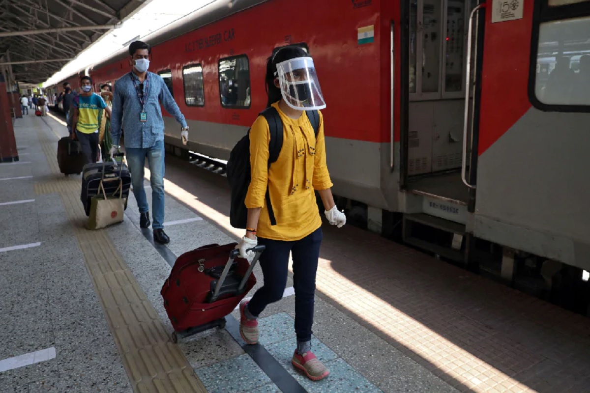 आता whatsapp वर मिळणार PNR status आणि ट्रेन प्रवासाची माहिती; जाणून घ्या प्रक्रिया