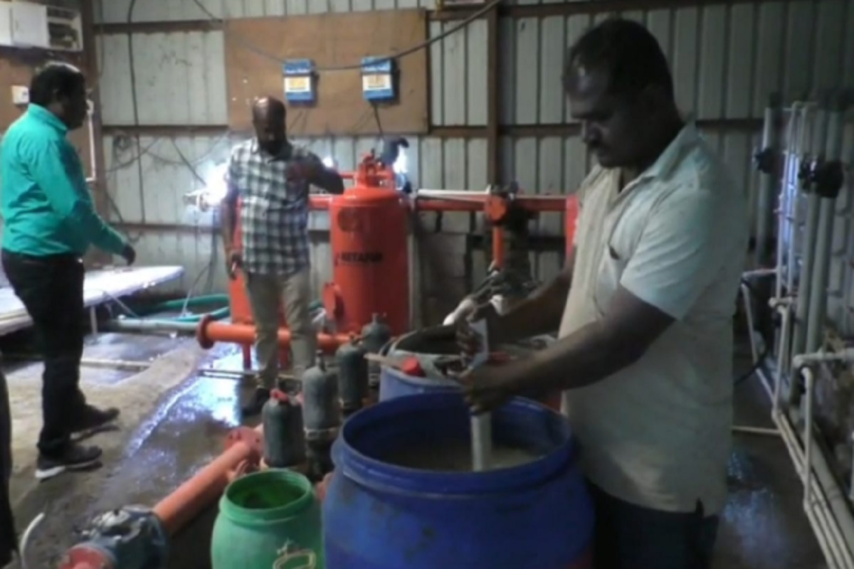 विदर्भातील या शेतकऱ्याने करून दाखवलं! दुष्काळग्रस्त भागात तब्बल 32 एकरवर फळबाग