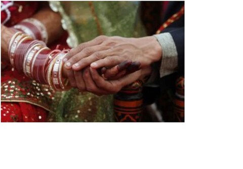 उत्तर प्रदेशातील (UP) एका लग्नात ((Wedding Ceremony) जेवण न आवडल्याचा वाद विकोपाला गेला. दोन्हीकडची मंडळींनी माघार घेण्यास नकार दिल्याने अखेर नवरीशिवाय वरात घरी परतली. 