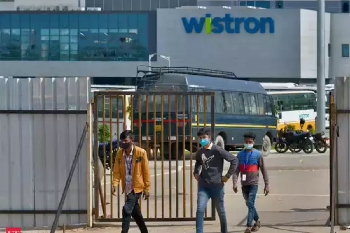 कर्मचाऱ्यांच्या हक्कांचं उल्लंघन; Apple च्या सप्लायर कंपनीने उपाध्यक्षांना दाखवला बाहेरचा रस्ता