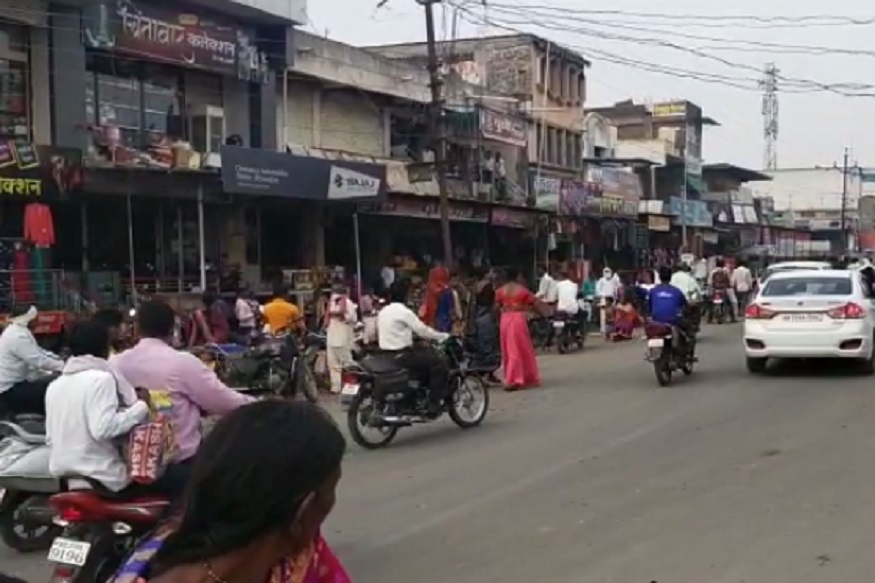 तृतीयपंथीयांच्या दोन गटात तुफान हाणामारी, अर्धनग्न होत रस्त्यावर घातला राडा