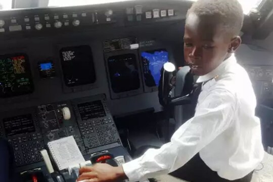 7 वर्षांच्या कॅप्टनने उडवलं प्रवासी विमान; लहानग्याचं कौशल्य पाहून नेटकरी हैराण!