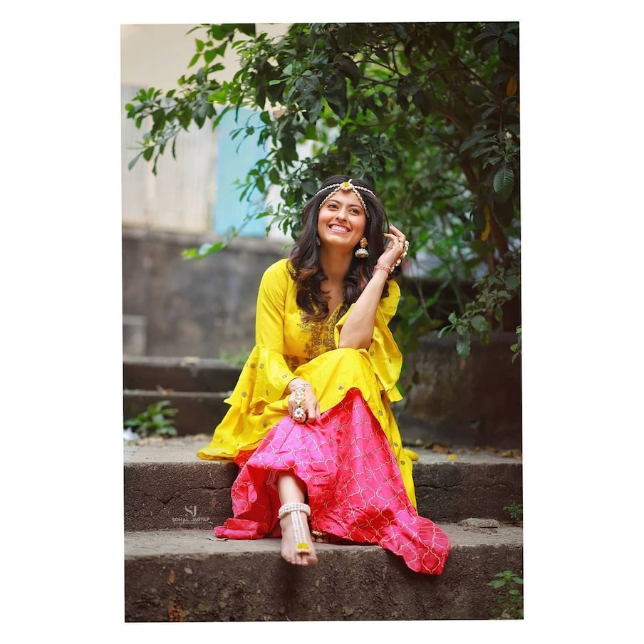 मेहंदीसाठी अभिज्ञाने फुलांचे दागिने आणि पिवळ्या रंगाचा कुर्ता घातला होता. या वेशात ती अतिशय क्यूट दिसत होती.