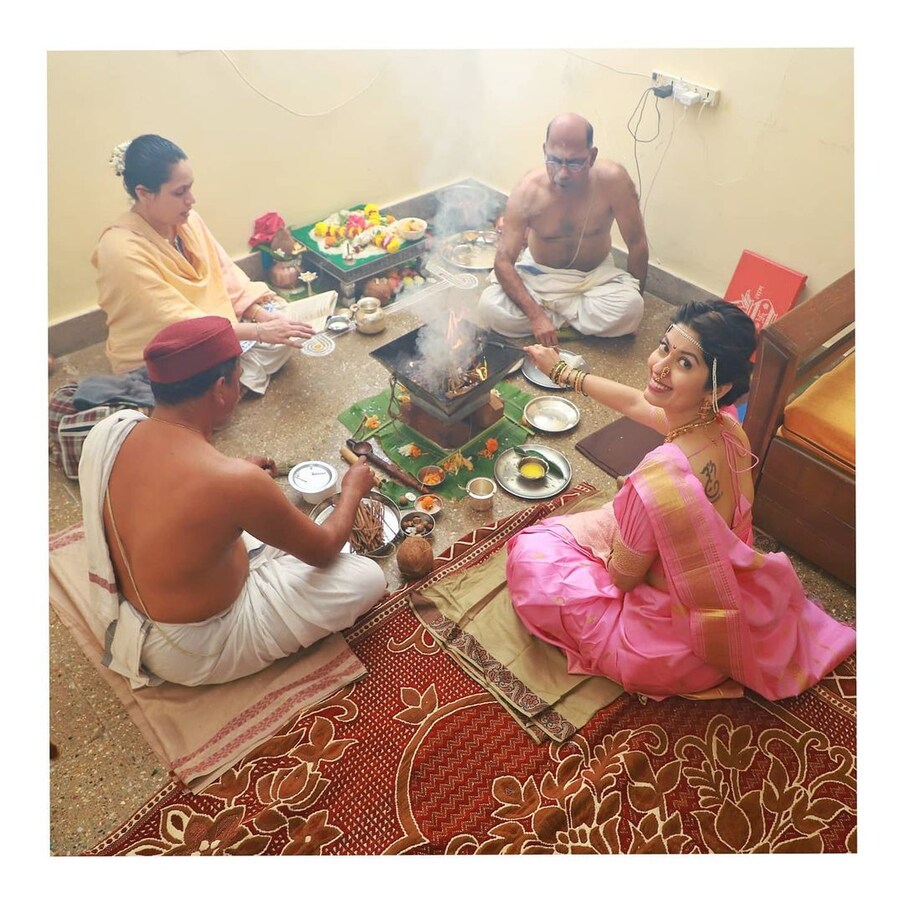 अभिज्ञा भावेच्या चेहऱ्यावर लग्नाचं तेज आलेलं दिसत आहे.