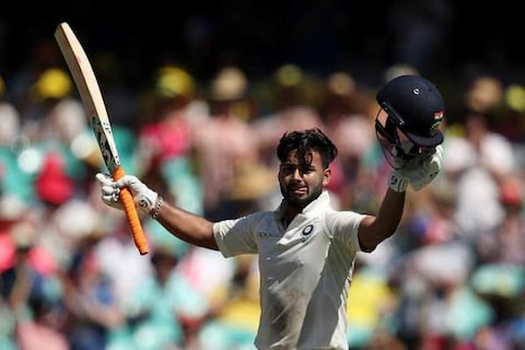 टीम इंडियाचा विकेट कीपर ऋषभ पंत (Rishabh Pant) याने ब्रिस्बेन टेस्टच्या चौथ्या इनिंगमध्ये ऐतिहासिक 89 रनची नाबाद खेळी केली. पंतच्या या खेळीमुळे भारताने ऑस्ट्रेलियाचा (India vs Australia) पराभव करत बॉर्डर-गावसकर ट्रॉफीवर 2-1 ने कब्जा केला. 