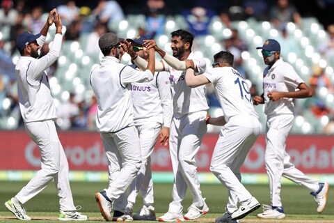 ऑस्ट्रेलियाविरुद्धच्या तिसऱ्या टेस्ट मॅचसाठी भारतीय टीमची (India vs Australia) घोषणा करण्यात आली आहे. मयंक अगरवाल (Mayank Agarwal) याच्याऐवजी रोहित शर्मा (Rohit Sharma) चं टीममध्ये पुनरागमन झालं आहे, तर उमेश यादव (Umesh Yadav) याच्याऐवजी नवदीप सैनी (Navdeep Saini) ला संधी मिळाली आहे.
