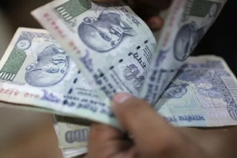 सध्या 100 रुपयांच्या नव्या नोटांसह जुन्या नोटाही (Rs 100 currency notes) चलनात आहेत.