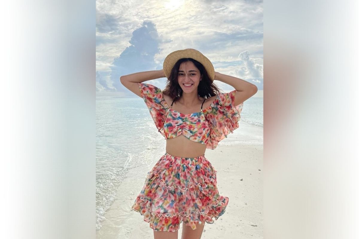 अनन्या पांडेने आजवर अनेक चित्रपटांमध्ये काम केलं आहे. स्टूडंट ऑफ द इयर, पती पत्नी और वो, अंग्रेजी मीडियम या चित्रपटातील तिच्या भूमिका प्रेक्षकांना आवडल्या होत्या. अनन्या पांडेने आजवर अनेक चित्रपटांमध्ये काम केलं आहे. स्टूडंट ऑफ द इयर, पती पत्नी और वो, अंग्रेजी मीडियम या चित्रपटातील तिच्या भूमिका प्रेक्षकांना आवडल्या होत्या.