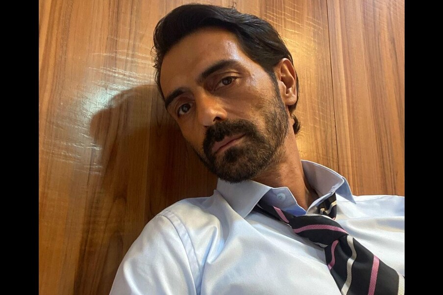 अभिनेता अर्जुन रामपाल (Arjun Rampal) याने नवीन वर्षाच्या निमित्ताने एक पोस्ट शेअर केली आहे. अर्जुनने या पोस्टमध्ये ड्रग्स प्रकरणात NCB ने केलेल्या चौकशीबाबत हिंट देत चाहत्यांना स्पष्टीकरण दिलं आहे. अर्जुनने या पोस्टमध्ये लिहिलं की, त्याने कधीच कोणता कायदा तोडला नाही. त्यांनी काही फोटोंच्या माध्यमातून 2020 या वर्षाने दिलेल्या शिकवणीबाबत लिहिलं आहे. (Photo Credit- @rampal72/Instagram)
