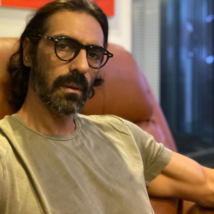 अर्जुन रामपालने आपल्या पोस्टमध्ये लिहिलं आहे की, आपण 2021 मध्ये आलोय. गेलं वर्ष अनेक अर्थाने चढ-उताराचा होतं. या चिंतेमुळेच माझे विचार लिहिण्यास भाग पाडले. ज्यामुळे कोट्यवधी लोकांना भीती, चिंता, विघटन, घोटाळे, ढोंगीपणा, सत्य, समज, शहाणपणा, शौर्य, पराक्रम, धैर्य, प्रेम, गोंधळ, स्पष्टता आणि चारित्र्याने या भावनांनी भरलेलं होतं. यापैकी बर्‍याच भावना मी स्वत: अनुभवल्या आहेत. (Photo Credit- @rampal72/Instagram)