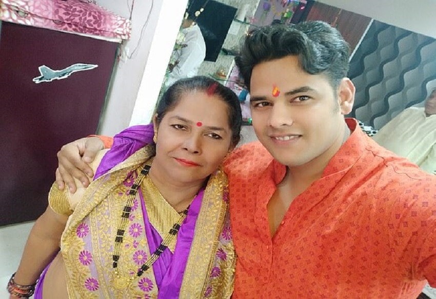 गौरवनं news 18 ला सांगितलं, की जहाजात अडकलेले भारतीय खूप अस्वस्थ आहेत. त्यांना घरी परतायचं आहे. गौरव म्हणाला, की क्रूच्या कर्मचाऱ्यांचा यात काही दोष नाही पण त्यांना शिक्षा मिळते आहे. अधिकतर कर्मचारी 50 ते 60 या वयोगटातील आहेत. त्यांना कसलीच वैद्यकीय सुविधाही मिळत नाही. काही नाविकांना दुषित पाण्यामुळं संसर्गही झालाय. एकानं तर आत्महत्येचाही प्रयत्न केला. एकूण 74 जहाजं इथं अडकलीत आणि शेकडो भारतीय त्यात आहेत. गौरवनं news 18 ला सांगितलं, की जहाजात अडकलेले भारतीय खूप अस्वस्थ आहेत. त्यांना घरी परतायचं आहे. गौरव म्हणाला, की क्रूच्या कर्मचाऱ्यांचा यात काही दोष नाही पण त्यांना शिक्षा मिळते आहे. अधिकतर कर्मचारी 50 ते 60 या वयोगटातील आहेत. त्यांना कसलीच वैद्यकीय सुविधाही मिळत नाही. काही नाविकांना दुषित पाण्यामुळं संसर्गही झालाय. एकानं तर आत्महत्येचाही प्रयत्न केला. एकूण 74 जहाजं इथं अडकलीत आणि शेकडो भारतीय त्यात आहेत.