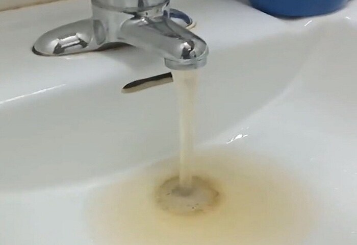 चीनच्या हेकेखोर मनमानीमुळे 74 समुद्री जहाजं चीनच्या बंदरावर अडकून पडलीत. त्यांना जहाजावरून माल खाली उतरवण्याची किंवा बंदरावरून परतण्याचीही परवानगी नाहीय. चीन आणि ऑस्ट्रेलियाच्या दरम्यान सध्या तणाव आहे. चीननं औपचारिक स्वरूपात 12 डिसेंबरला ऑस्ट्रेलियाकडून येणाऱ्या कोळशावर बंदी घातली आहे. या जहाजांनाही कित्येक महिन्यापासून कोळसा खाली उतरवण्याची परवानगी मिळत नाही असं चित्र आहे.