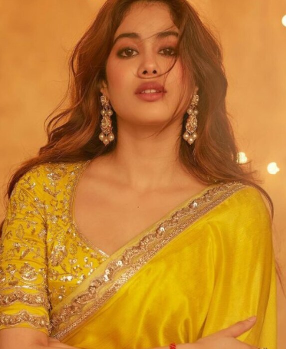 जान्हवी कपूरच्या या नव्या घराची किंमत ऐकून सर्वच जण आश्चर्यचकित झाले आहेत. मिळालेल्या रिपोर्ट्सनुसार, या घराची डिल तिने 39 कोटी रुपयांत केली आहे. जान्हवीने 7 डिसेंबर रोजी या नव्या घराची डिल फायनल केली होती. (Photo Credit- @janhvikapoor/Instagram)