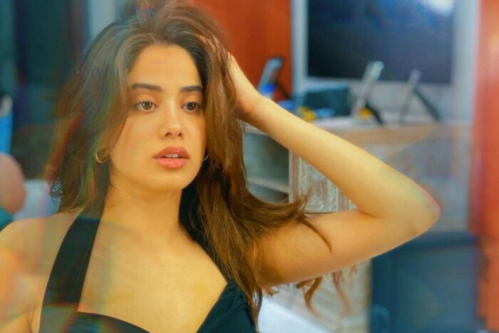 जान्हवी कपूर (Janhvi Kapoor) आता केवळ 23 वर्षांची आहे. काही वर्षांपूर्वीच तिचं फिल्मी करियर सुरू झालं असताना, तिने केलेल्या इतक्या मोठ्या इन्व्हेस्टमेंटने सर्वांनाच आश्चर्यचकित केलं आहे. जान्हवी आगामी 'दोस्ताना 2' आणि 'रुही अफ्जाना' या दोन चित्रपटात प्रेक्षकांच्या भेटीला येणार आहे. (Photo Credit- @janhvikapoor/Instagram)
