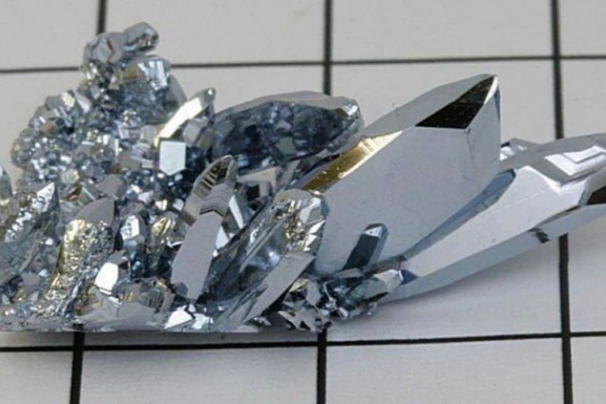 कॅलिफोर्नियम (Californium) : कॅलिफोर्नियमची प्रति ग्रॅम किंमत 25 मिलियन डॉलर एवढी असते. हा घटक 1950 मध्ये कॅलिफोर्निया विद्यापीठात तयार करण्यात आला होता. क्युरियम आणि अल्फा पार्टिकल यांच्या संयोगातून कॅलिफोर्नियम बनवण्यात आलं होतं. आतापर्यंत अगदीच थोड्या प्रमाणात याची निर्मिती करण्यात आली आहे. याची निर्मिती एका वेळी जास्तीत जास्त अर्धा ग्रॅम इतक्या प्रमाणातच केली जाते. सोन्यासारखी अन्य मूलद्रव्यं शोधण्यासाठी त्याचा उपयोग केला जातो. कॅलिफोर्नियम (Californium) : कॅलिफोर्नियमची प्रति ग्रॅम किंमत 25 मिलियन डॉलर एवढी असते. हा घटक 1950 मध्ये कॅलिफोर्निया विद्यापीठात तयार करण्यात आला होता. क्युरियम आणि अल्फा पार्टिकल यांच्या संयोगातून कॅलिफोर्नियम बनवण्यात आलं होतं. आतापर्यंत अगदीच थोड्या प्रमाणात याची निर्मिती करण्यात आली आहे. याची निर्मिती एका वेळी जास्तीत जास्त अर्धा ग्रॅम इतक्या प्रमाणातच केली जाते. सोन्यासारखी अन्य मूलद्रव्यं शोधण्यासाठी त्याचा उपयोग केला जातो.