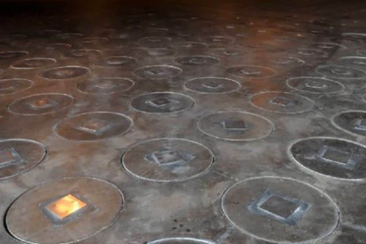 प्लुटोनियम (Plutonium): अण्वस्त्र (Nuclear Weapon) आणि अणुभट्ट्या (Nuclear Reactor) आदींच्या निर्मितीसाठी प्लूटोनियमचा वापर होतो. हे किरणोत्सारी (Radioactive) मूलद्रव्यं आहे. त्यामुळे सर्वसामान्य जीवनात त्याचा वापर होत नाही. त्याचा वापर करण्यासाठी लायसेन्सची आवश्यकता असते. त्याचा दर प्रति ग्रॅमला चार हजार डॉलर एवढा असतो. प्लुटोनियम (Plutonium): अण्वस्त्र (Nuclear Weapon) आणि अणुभट्ट्या (Nuclear Reactor) आदींच्या निर्मितीसाठी प्लूटोनियमचा वापर होतो. हे किरणोत्सारी (Radioactive) मूलद्रव्यं आहे. त्यामुळे सर्वसामान्य जीवनात त्याचा वापर होत नाही. त्याचा वापर करण्यासाठी लायसेन्सची आवश्यकता असते. त्याचा दर प्रति ग्रॅमला चार हजार डॉलर एवढा असतो.