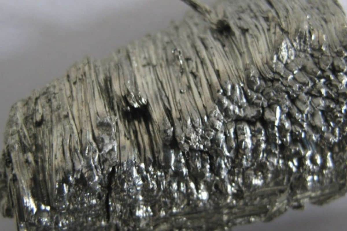 स्कँडियम (Scandium) : पृथ्वीवर फारच कमी प्रमाणात आढळणाऱ्या या धातूचा शोध 1970मध्ये लागला होता. मिश्रधातूंच्या निर्मितीसाठी त्याचा वापर केला जातो. त्याची किंमत 270 डॉलर प्रति ग्रॅम एवढी असते. ही किंमत कमी वाटते; मात्र त्याचा वापर जिथे करावा लागतो, तिथे मोठ्या प्रमाणात करावा लागतो. त्यामुळे त्याचं मूल्य वाढतं. जगभरात याचा व्यापार सुमारे 10 मिलियन ग्रॅमचा होतो, त्याची किंमत 2.7 अब्ज डॉलर एवढी होते. स्कँडियम (Scandium) : पृथ्वीवर फारच कमी प्रमाणात आढळणाऱ्या या धातूचा शोध 1970मध्ये लागला होता. मिश्रधातूंच्या निर्मितीसाठी त्याचा वापर केला जातो. त्याची किंमत 270 डॉलर प्रति ग्रॅम एवढी असते. ही किंमत कमी वाटते; मात्र त्याचा वापर जिथे करावा लागतो, तिथे मोठ्या प्रमाणात करावा लागतो. त्यामुळे त्याचं मूल्य वाढतं. जगभरात याचा व्यापार सुमारे 10 मिलियन ग्रॅमचा होतो, त्याची किंमत 2.7 अब्ज डॉलर एवढी होते.