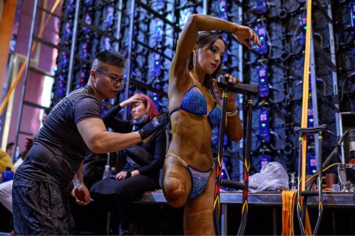 गुई यूना असा या 35 वर्षीय चिनी (China) महिलेचं नाव आहे. गुई यूनाने गेल्या वर्षी ऑक्टोबरमध्ये झालेल्या आयडब्ल्यूएफ बीजिंग 2020 मध्ये भाग घेतला होता. यात तिने हाय हिल्स घातले होते. तसंच बॉडी बिल्डिंगही केलं होतं. या स्पर्धेत तिला चीनसह, जगभरातील लोकांनी पसंती दर्शवत, तिचं कौतुकही केलं होतं. (Pic- AFP)