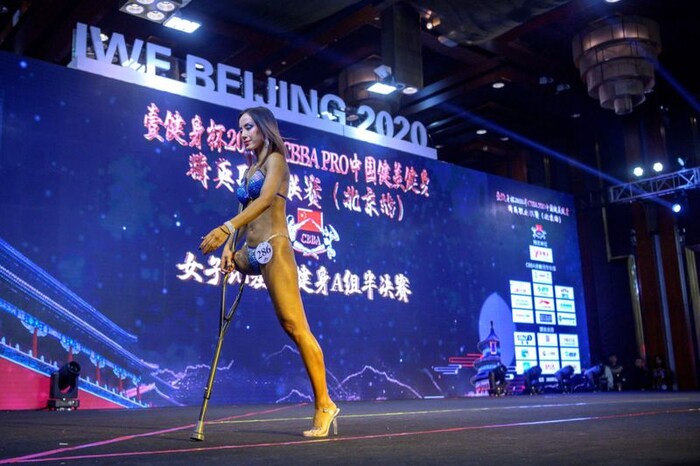 स्पर्धेदरम्यान ती स्टेजवर हाय हिल्स, बिकिनी आणि तिच्या काठीसह आली होती. गुई अनेकांसाठी प्रेरणास्थान ठरली आहे. (Pic- AFP)