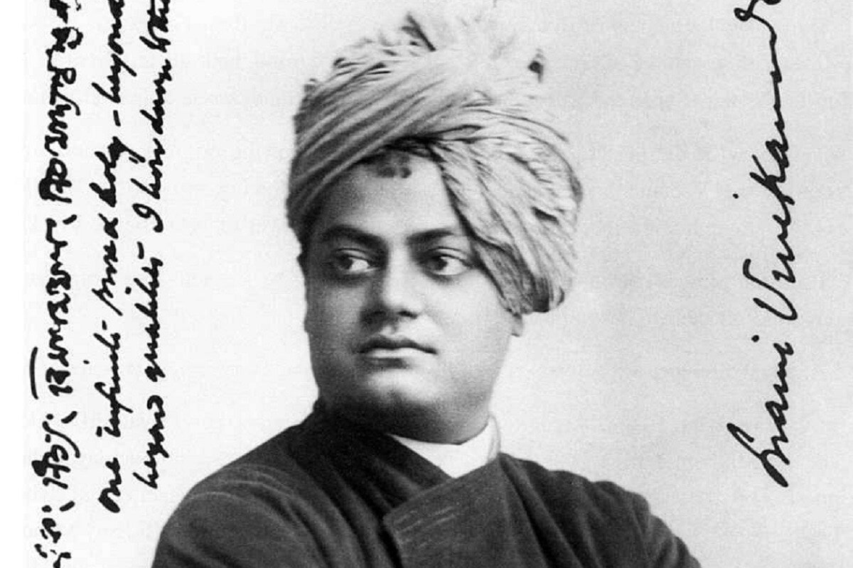 स्वामी विवेकानंद यांचा हा फोटो आपल्या सर्वांच्या परिचयाचा आहे. स्वामी विवेकानंद यांनी आपल्या भाषणातून जगाला भारतीय संस्कृती, वेदशास्त्र यांचं महत्त्व पटवून दिलं. जगाचा भारताकडे बघण्याचा दृष्टीकोन बदलवण्यात त्यांचे योगदान मोलाचे आहे. स्वामी विवेकानंद यांचे विचार आजही प्रेरणादायी आहेत. स्वामी विवेकानंद यांचा जन्म कोलकात्यातील एका नामवंत बंगाली कायस्थ परिवारात झाला. लहानपणापासूनच त्यांचा ओढा अध्यात्माकडं होता. ते लहानपणीच आपल्या मित्रांना आपण संन्यासी होणार असल्याचं सांगत. कोण्या एका हस्तरेषा तज्ज्ञांनंही याविषयी भाकीत केलं होतं. त्याचं औपचारिक नाव नरेंद्रनाथ दत्त होतं, पण घरातलं त्यांचं नाव वीरेश्वर होतं. स्वामी विवेकानंद यांचा हा फोटो आपल्या सर्वांच्या परिचयाचा आहे. स्वामी विवेकानंद यांनी आपल्या भाषणातून जगाला भारतीय संस्कृती, वेदशास्त्र यांचं महत्त्व पटवून दिलं. जगाचा भारताकडे बघण्याचा दृष्टीकोन बदलवण्यात त्यांचे योगदान मोलाचे आहे. स्वामी विवेकानंद यांचे विचार आजही प्रेरणादायी आहेत. स्वामी विवेकानंद यांचा जन्म कोलकात्यातील एका नामवंत बंगाली कायस्थ परिवारात झाला. लहानपणापासूनच त्यांचा ओढा अध्यात्माकडं होता. ते लहानपणीच आपल्या मित्रांना आपण संन्यासी होणार असल्याचं सांगत. कोण्या एका हस्तरेषा तज्ज्ञांनंही याविषयी भाकीत केलं होतं. त्याचं औपचारिक नाव नरेंद्रनाथ दत्त होतं, पण घरातलं त्यांचं नाव वीरेश्वर होतं.